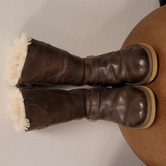 👢Authentic UGG Leather Boots - Picture 3 of 17